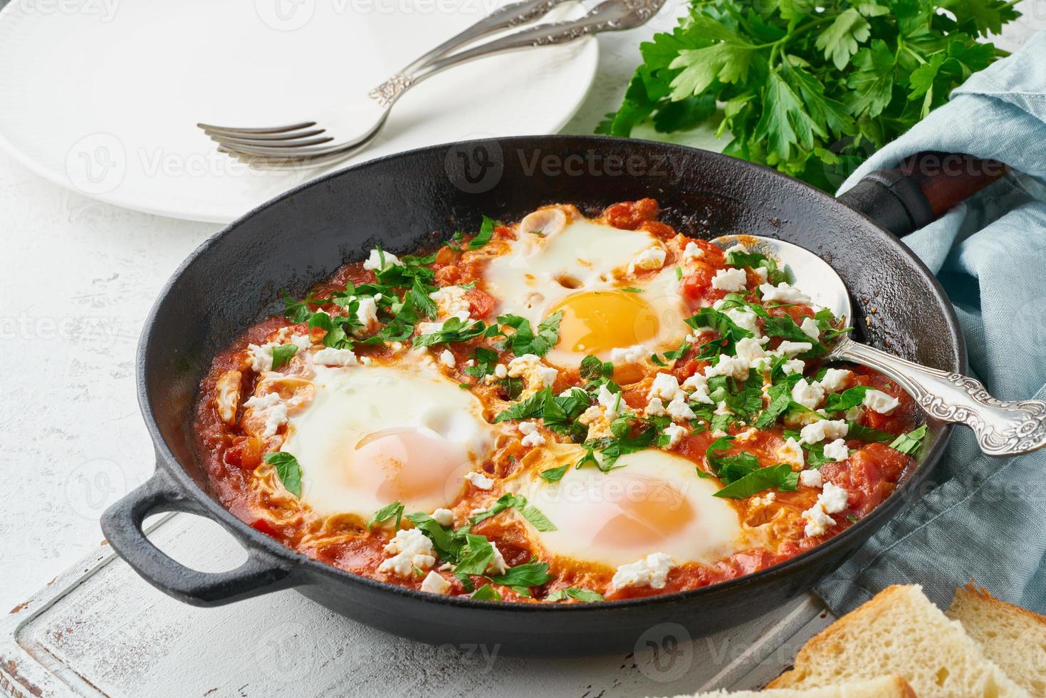 shakshouka, ovos escalfados em molho de tomate, azeite. cozinha mediterrânea. foto