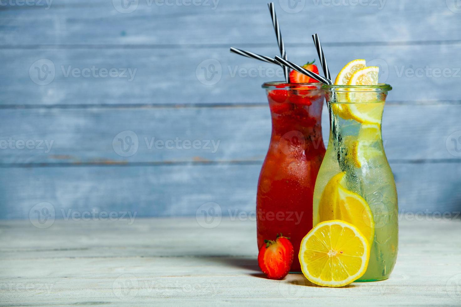 vários coquetéis alcoólicos em fundo branco. coquetéis coloridos fecham. bebida de coquetel de suco de frutas. coquetéis variados. copos de bebidas de frutas com cubos de gelo na mesa no café foto