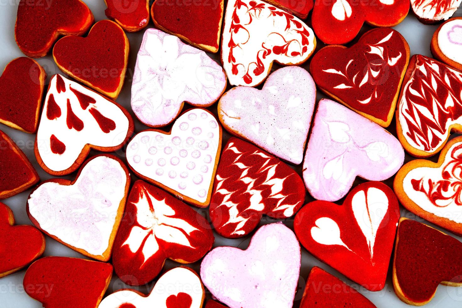 biscoitos de dia dos namorados. biscoitos em forma de coração para o dia dos namorados. biscoitos em forma de coração vermelho e rosa. padrão romântico sem costura com corações de biscoitos. foto