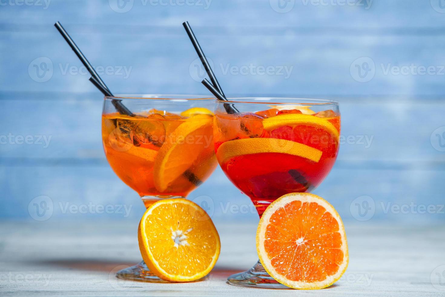 vários coquetéis alcoólicos em fundo branco. coquetéis coloridos fecham. bebida de coquetel de suco de frutas. coquetéis variados. copos de bebidas de frutas com cubos de gelo na mesa no café foto