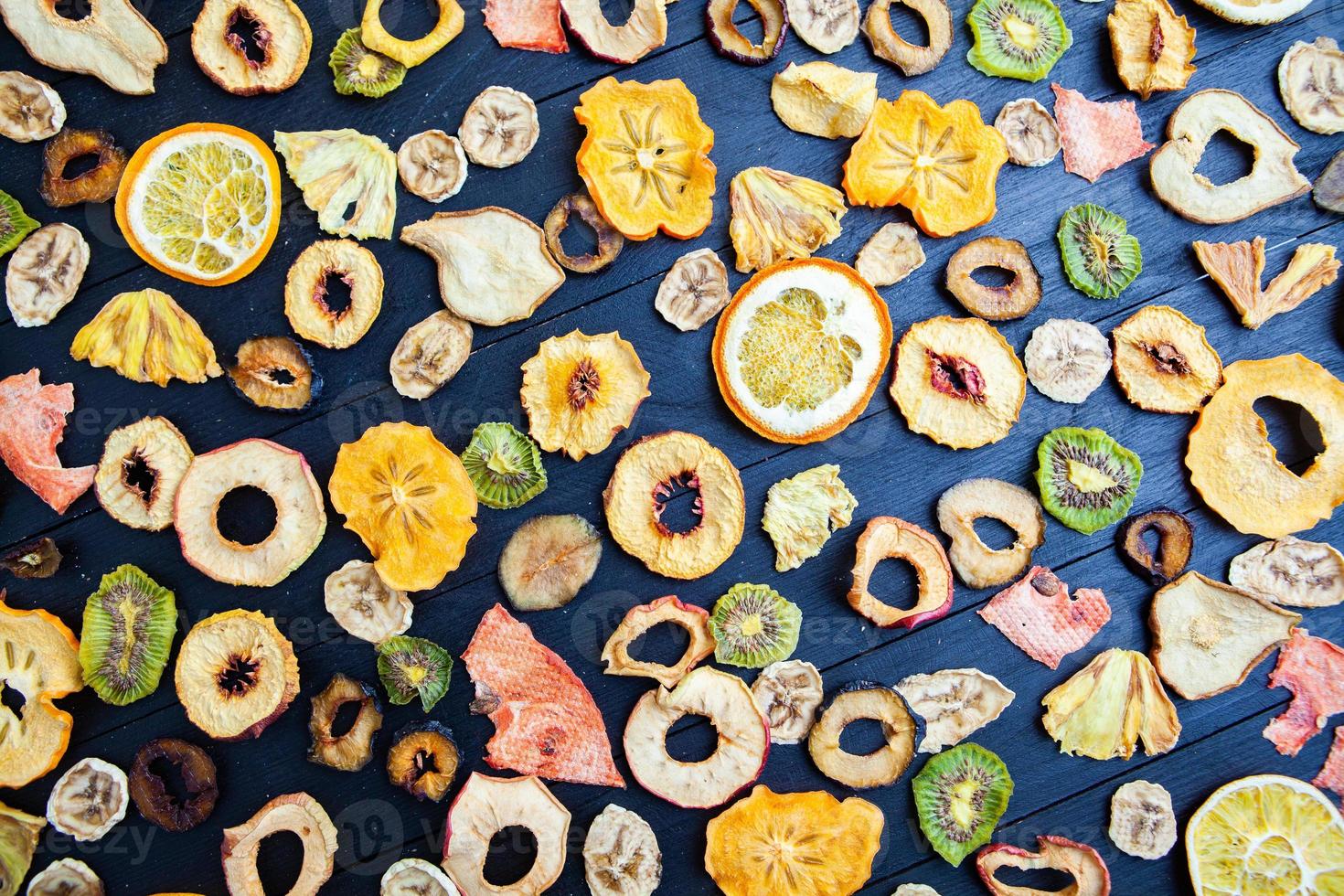 mistura de frutas secas variadas saudáveis orgânicas close-up. salgadinhos de frutas secas. maçãs secas, manga, feijoa, damascos secos, ameixas secas vista superior foto