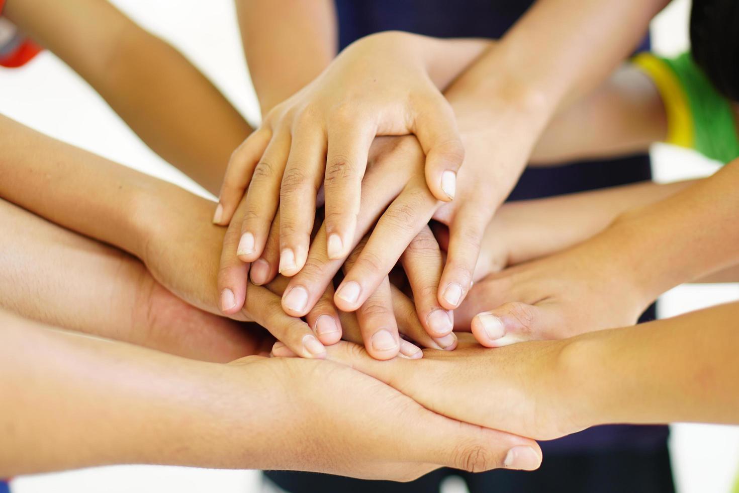 high five trabalho em equipe como uma equipe juntos, as mãos do ar abençoam a equipe de tag de poder. grupos multiétnicos se unem na comunidade voluntária. conceito de sucesso de equipe de negócios de cooperação. foto