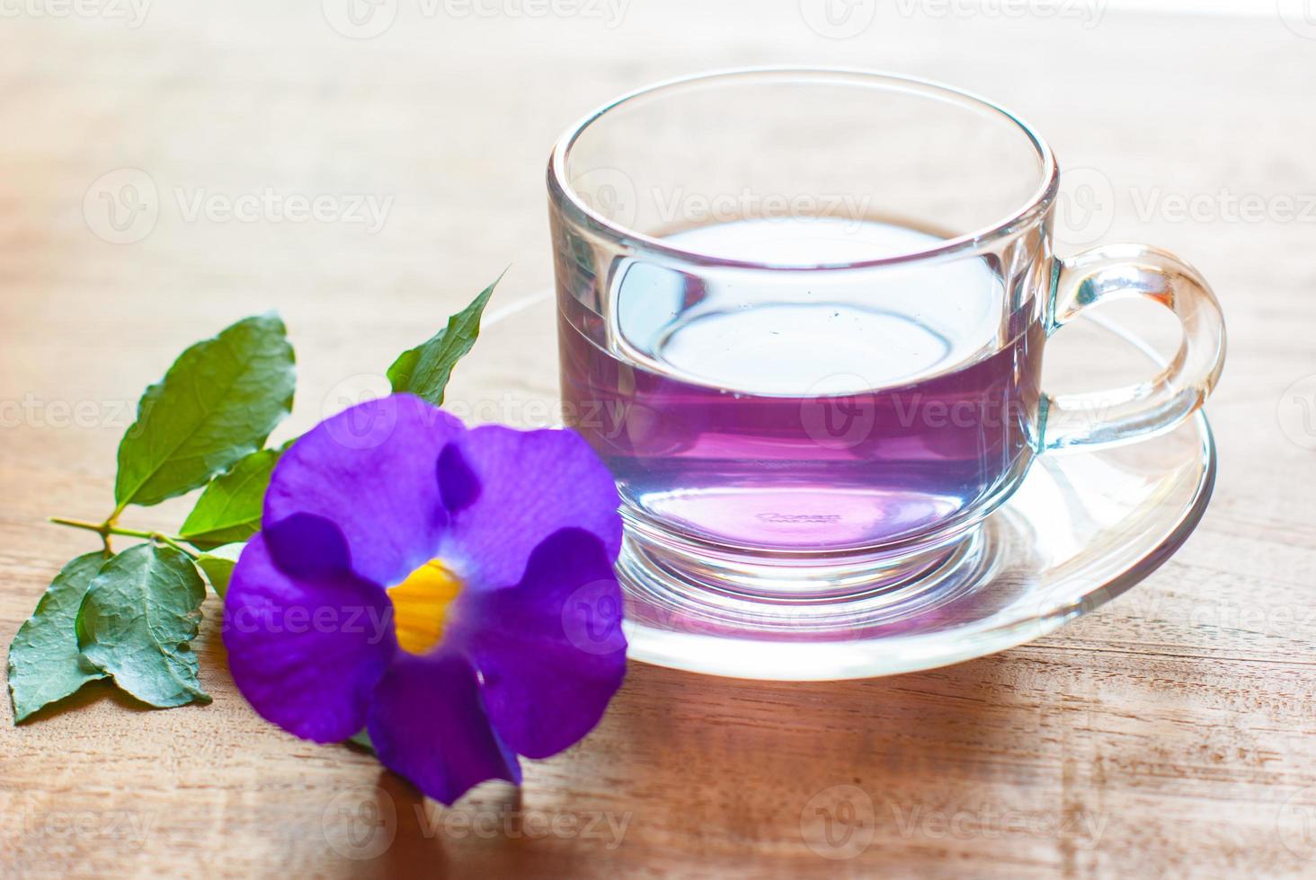 xícara de chá roxo na placa de madeira, bebida para a saúde foto