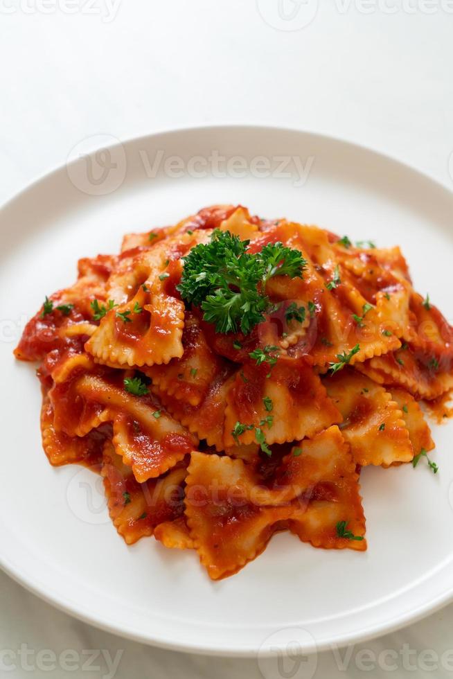 macarrão farfalle em molho de tomate com salsa foto