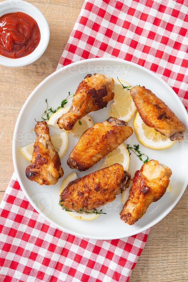 asas de frango fritas com limão e pimenta foto