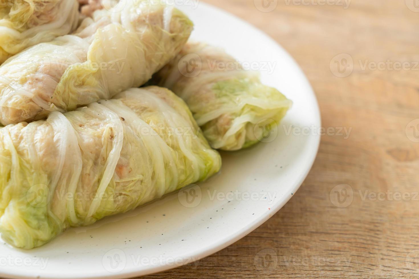 carne de porco picada embrulhada em repolho chinês ou repolho cozido no vapor carne de porco picada foto