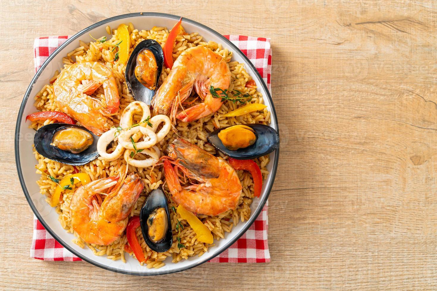 paella de frutos do mar com camarões, amêijoas, mexilhões com arroz de açafrão foto