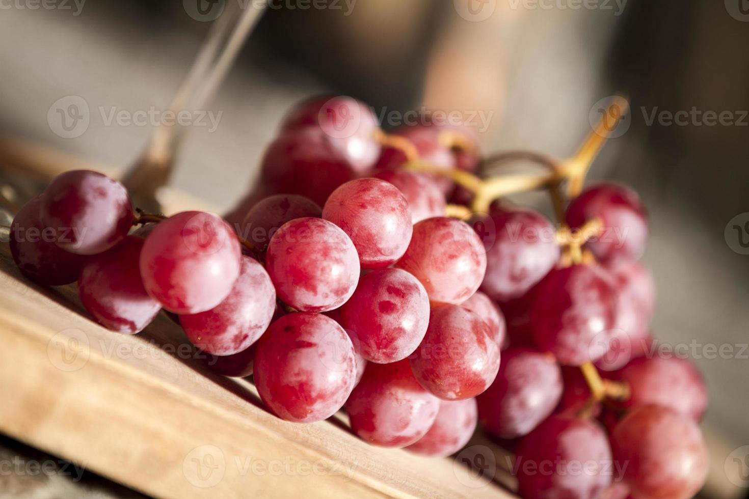 uvas para vinho tinto sobre uma mesa de madeira foto