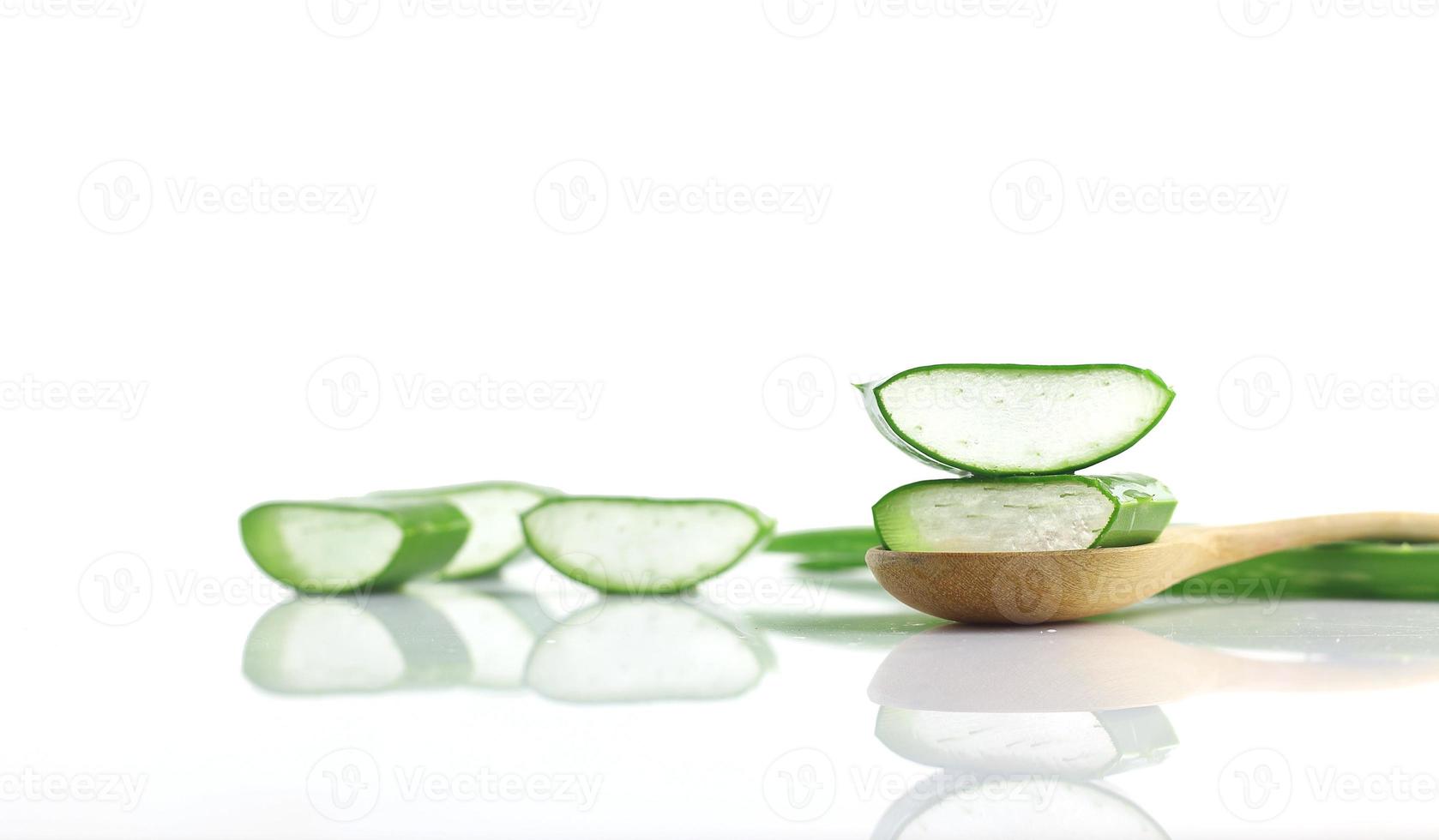 fechar a planta fresca de aloe vera em branco foto