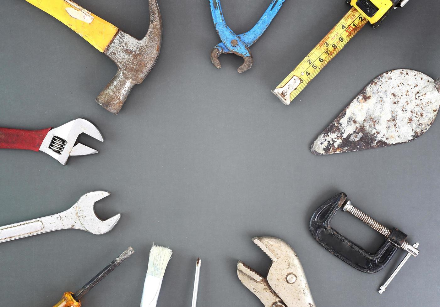 feliz dia do trabalho, dia do trabalho dos eua, dia internacional dos pais - muitas ferramentas úteis de construção e fabricação em fundo cinza com espaço de cópia foto