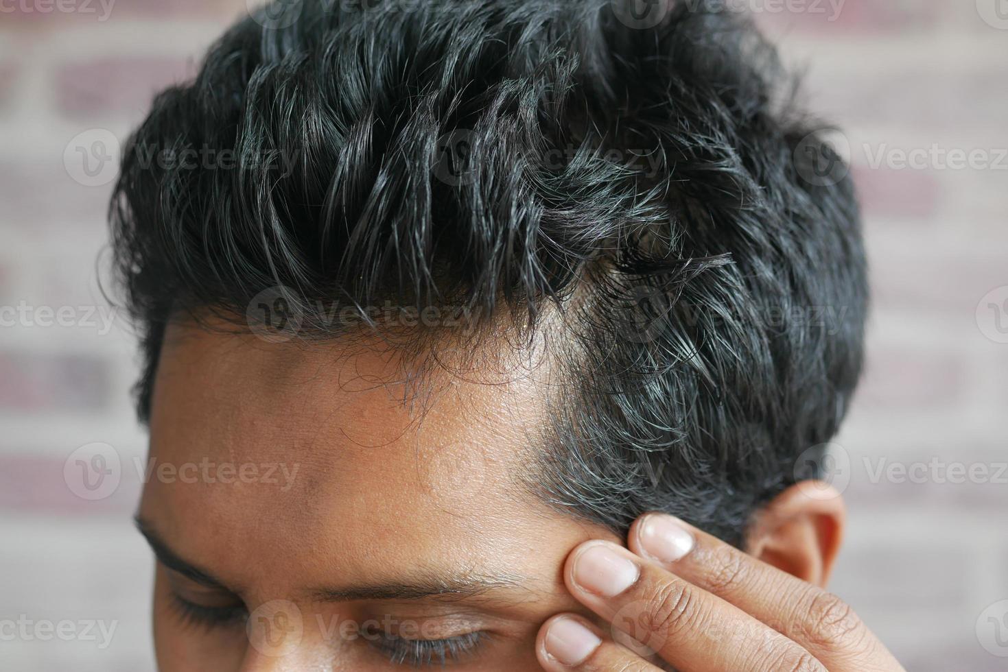 conceito de perda de cabelo com homem verificando seu cabelo foto