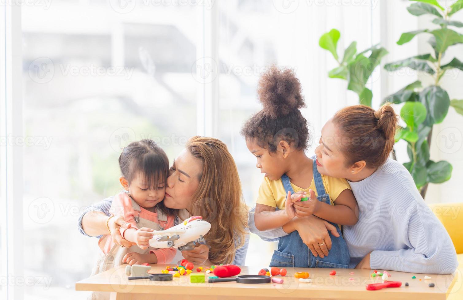 adorável molde de criança de plasticina com mãe e avó, avó e netos brincando alegremente na sala de estar foto