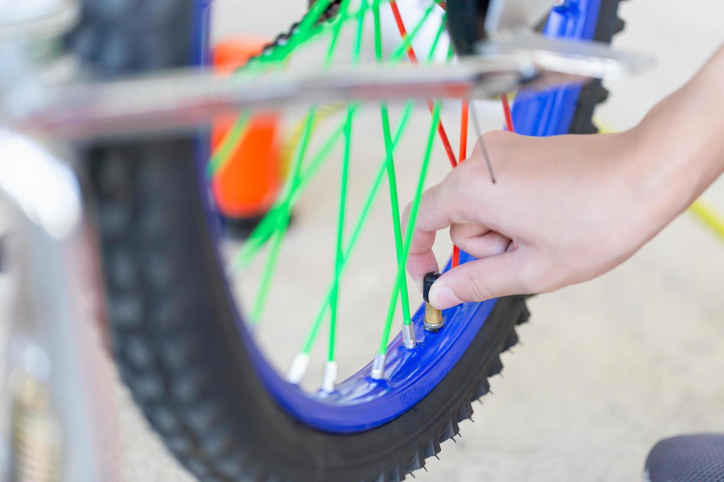 foco seletivo da bicicleta de fixação da mão do menino, passatempo mecânico e conceitos de reparo foto