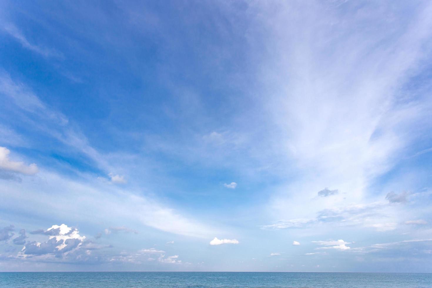 lindo céu azul com nuvens, água turquesa do oceano e fundo natural de dia ensolarado para férias de verão. foto