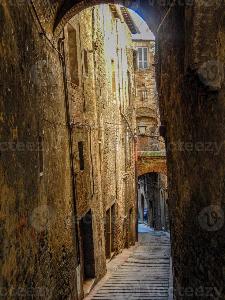 antiga cidade italiana com uma rua solitária foto