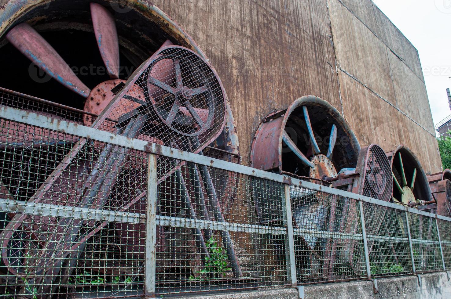 closeup do antigo edifício industrial enferrujado foto