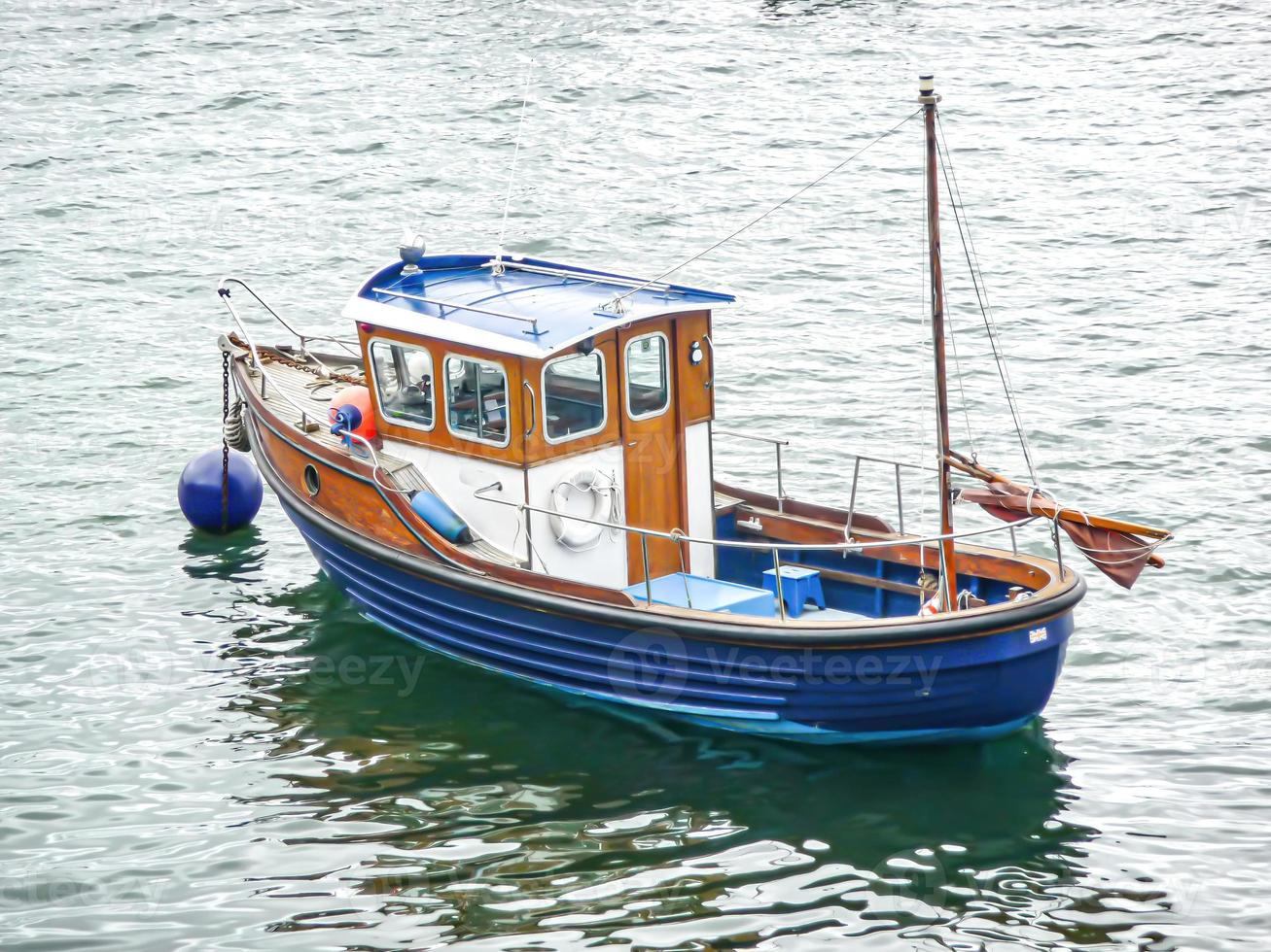 barco de pesca no porto foto