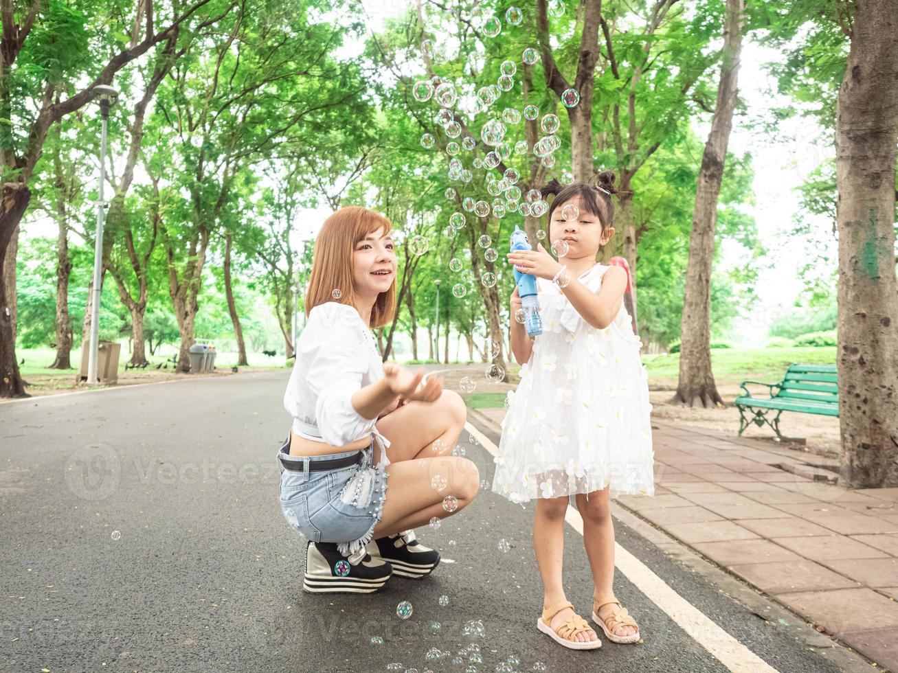 ao ar livre natureza parque verde via pública feriado família pai mãe bebê criança retrato beleza abraço abraço dobrar amor soprar bolha piquenique engraçado estilo de vida feliz namorados negócios romance juntos foto