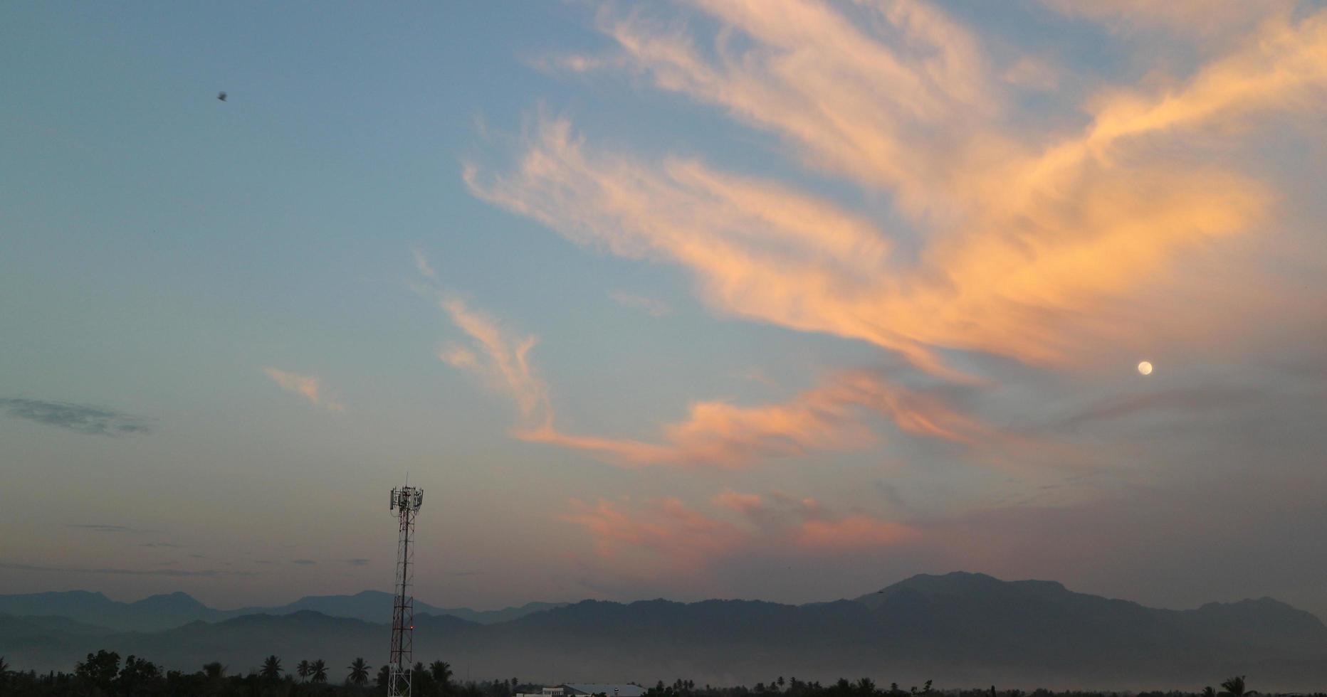 bela paisagem com nascer do sol foto