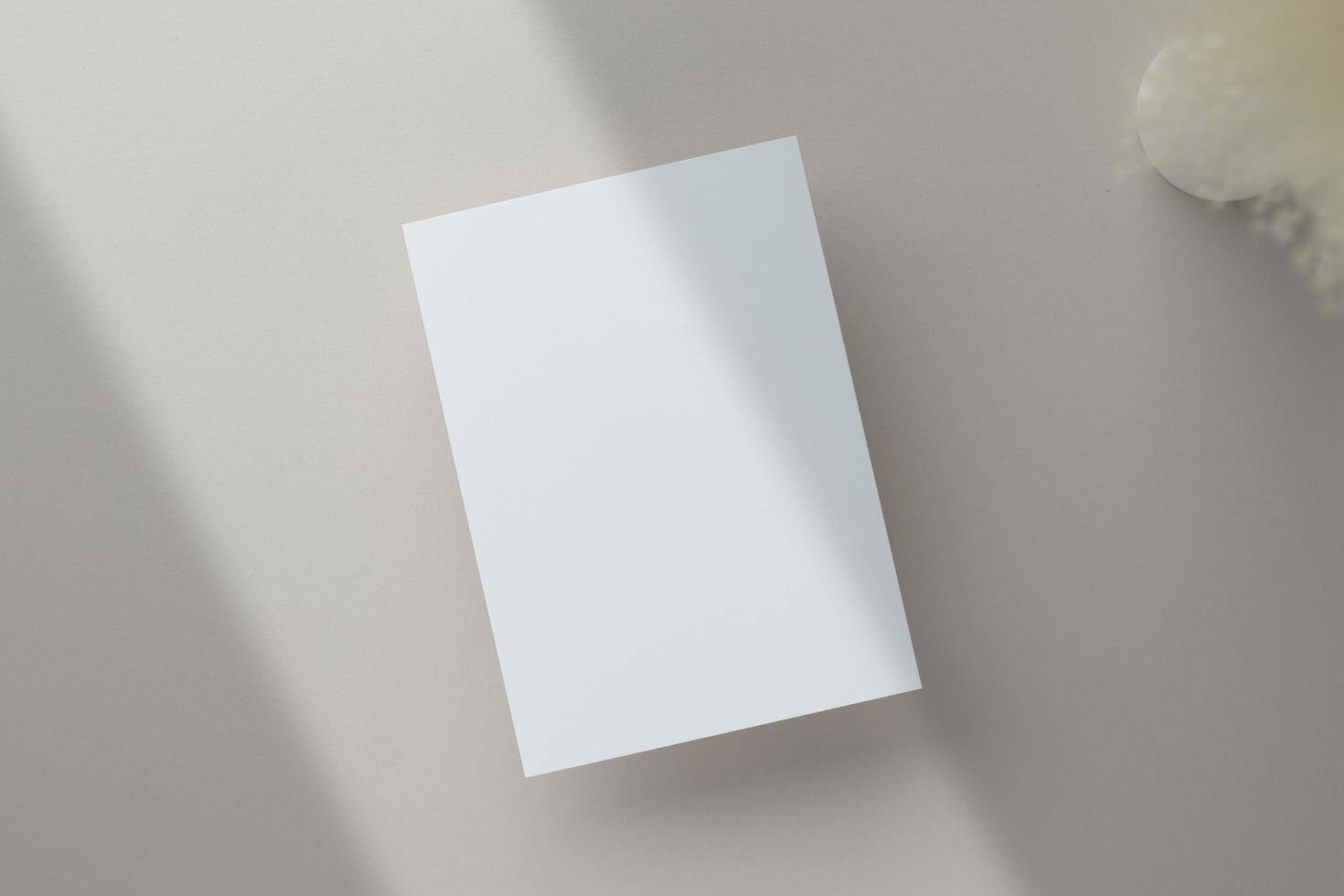 maquete de convite de cartão em branco 5x7 no envelope com flores secas e fita em fundo de papel, postura plana, maquete foto