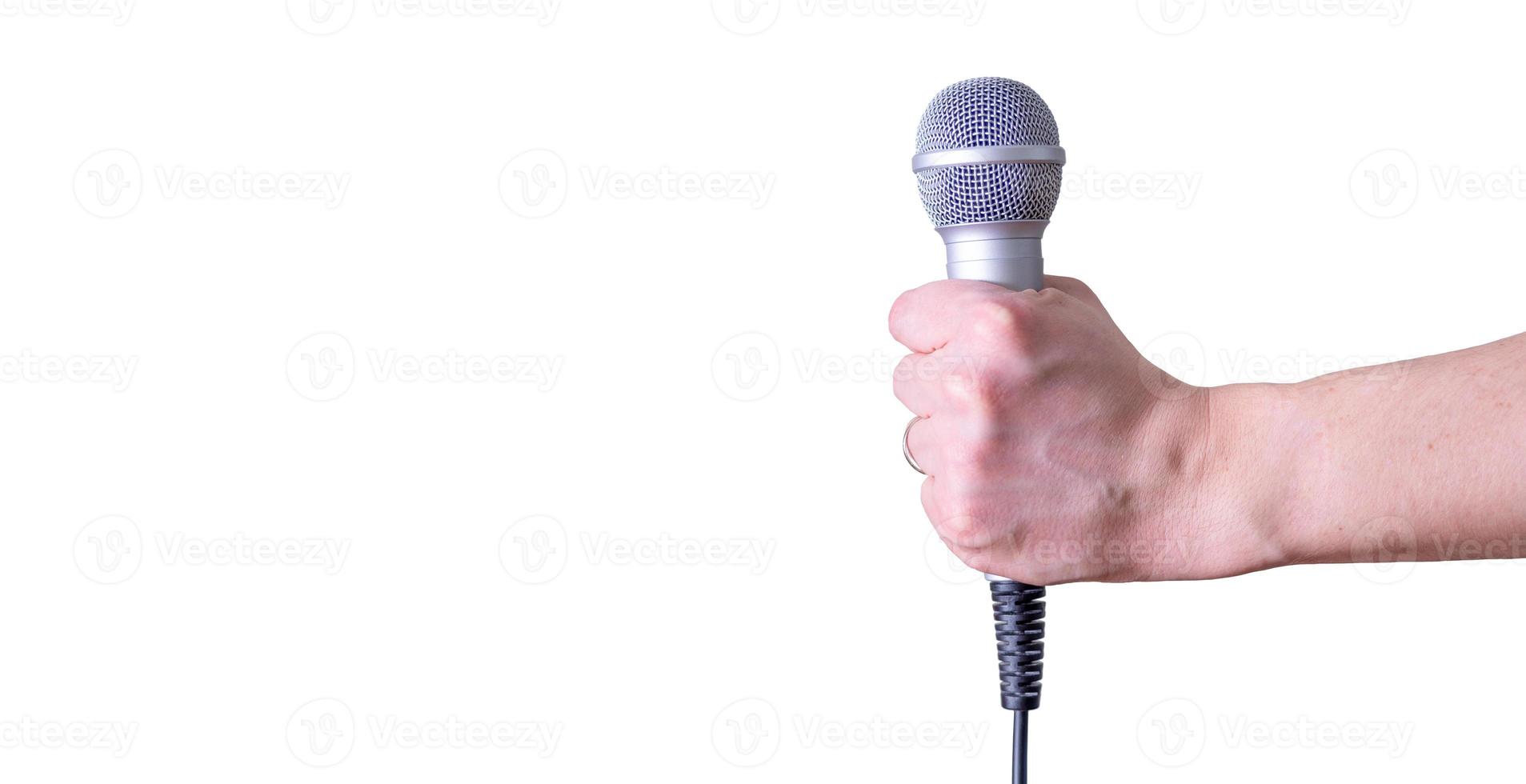 mão feminina com microfone, sobre fundo branco. foto