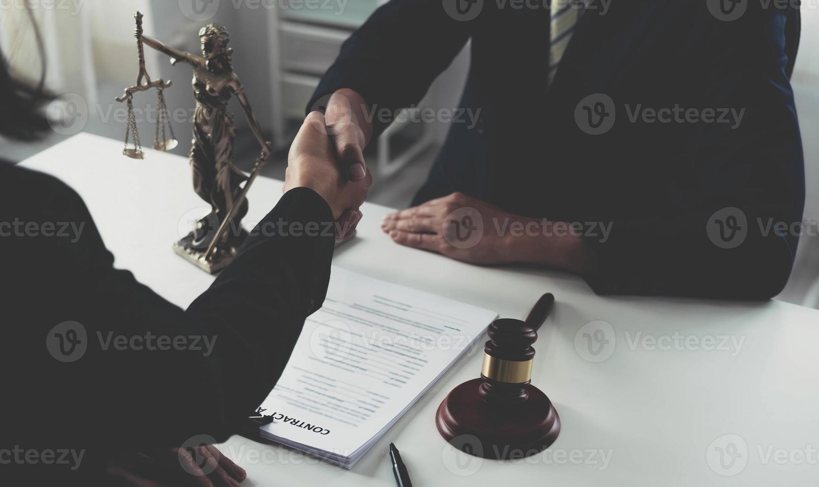 empresário apertando as mãos para selar um acordo com seus advogados parceiros ou advogados discutindo um acordo contratual. foto