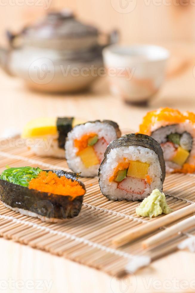 sushi em fundo de madeira foto