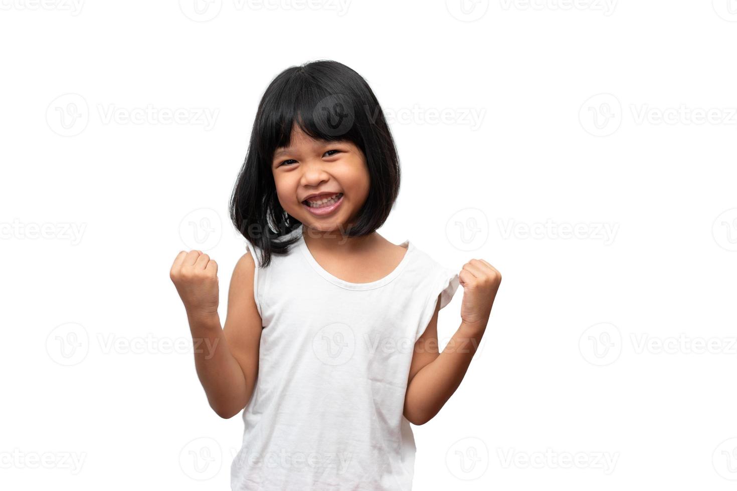 retrato de criança asiática de 5 anos e para colecionar cabelos e um grande sorriso em fundo branco isolado, ela é felicidade, brilho na juventude foto