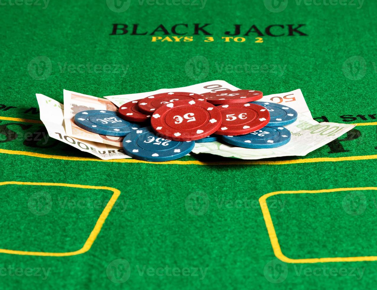 fichas de pôquer e contas em uma mesa de pôquer. imagem horizontal. foto