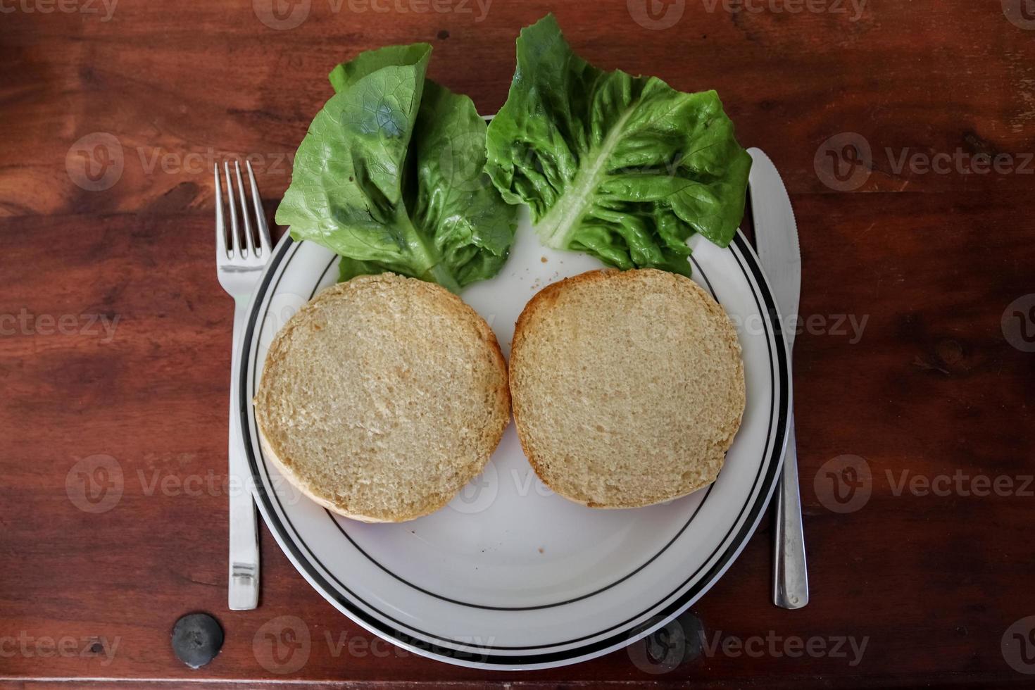 fabricação caseira de um hambúrguer grelhado com tomate e salada em um prato foto