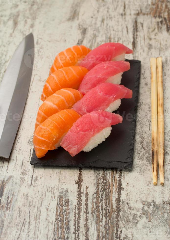 nigiri de sushi de salmão e atum foto