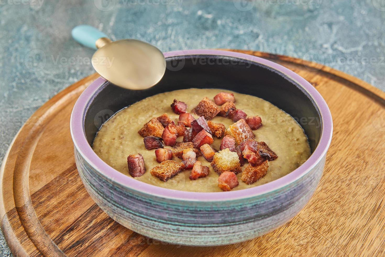 sopa aveludada de lentilha verde com croutons caseiros. comida gourmet francesa foto