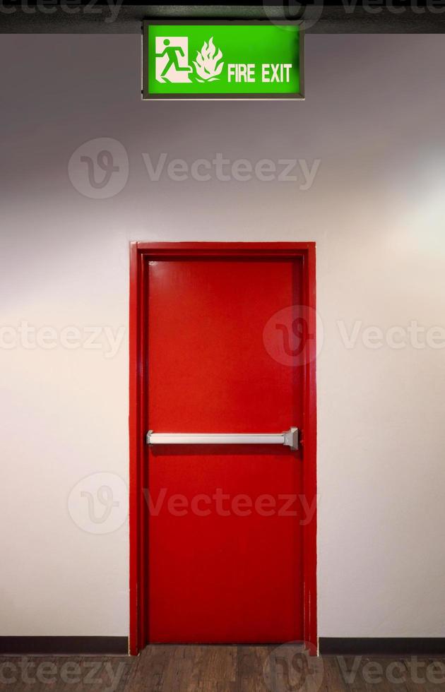 porta de saída de incêndio. saída de emergência porta de emergência cor vermelha material de metal foto