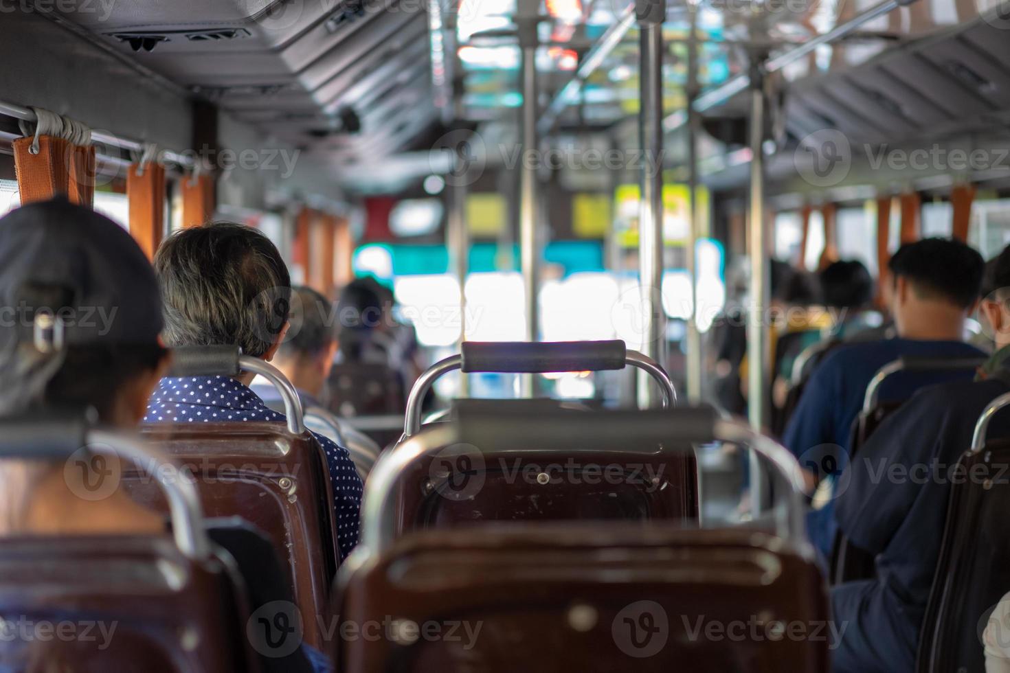 passageiro tailandês local sente-se no assento do ônibus de bangkok do condicionador de ar para viajar pela área de bangkok, tailândia. foto