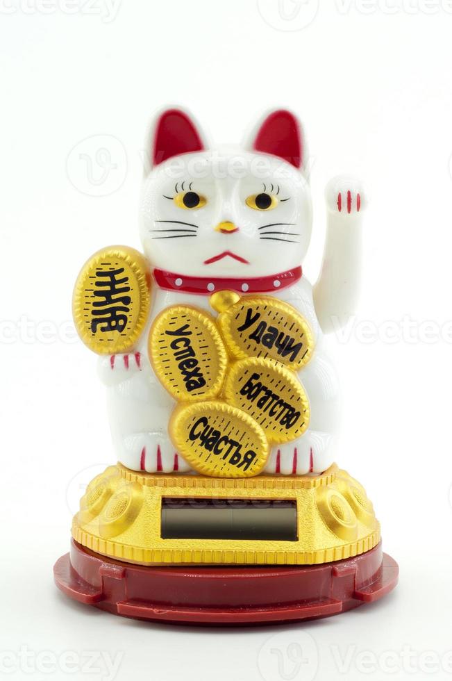 gato maneki-neko com painel solar em fundo branco foto