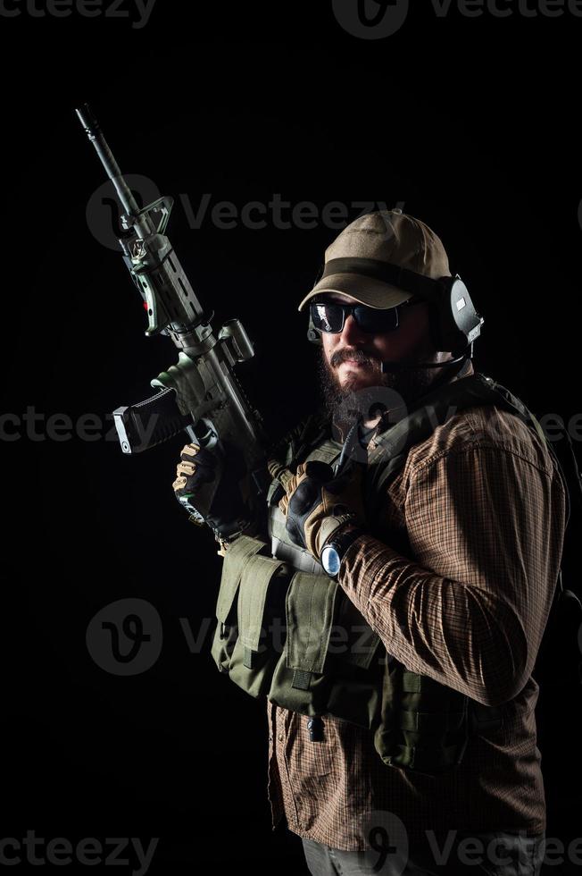 soldado armado pronto para a batalha. conceito militar. foto