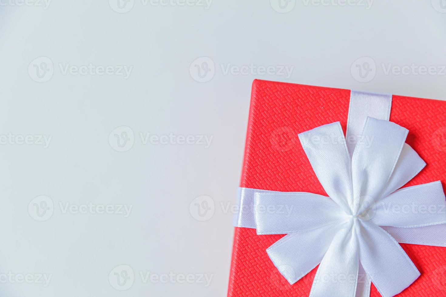 natal ano novo aniversário valentine celebração presente conceito romântico. caixa de presente vermelha de design simplesmente minimalista isolada no fundo branco. espaço de cópia de vista superior plana leiga. foto