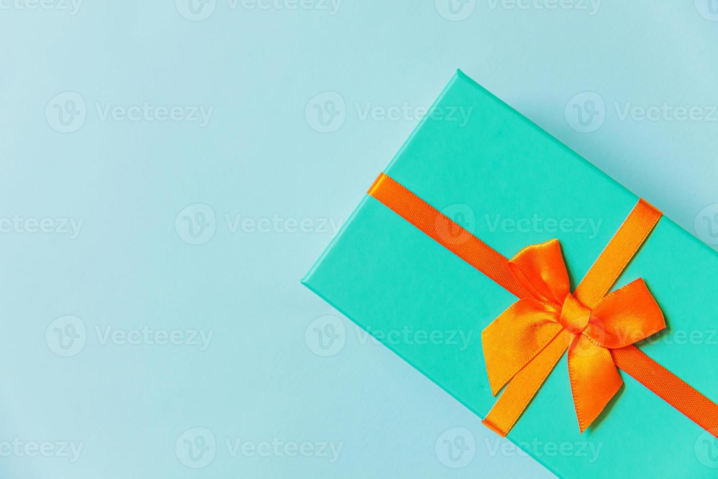 natal ano novo aniversário valentine celebração presente conceito romântico. caixa de presente azul design simplesmente minimalista isolada em fundo colorido azul pastel. vista superior plana, copie o espaço foto