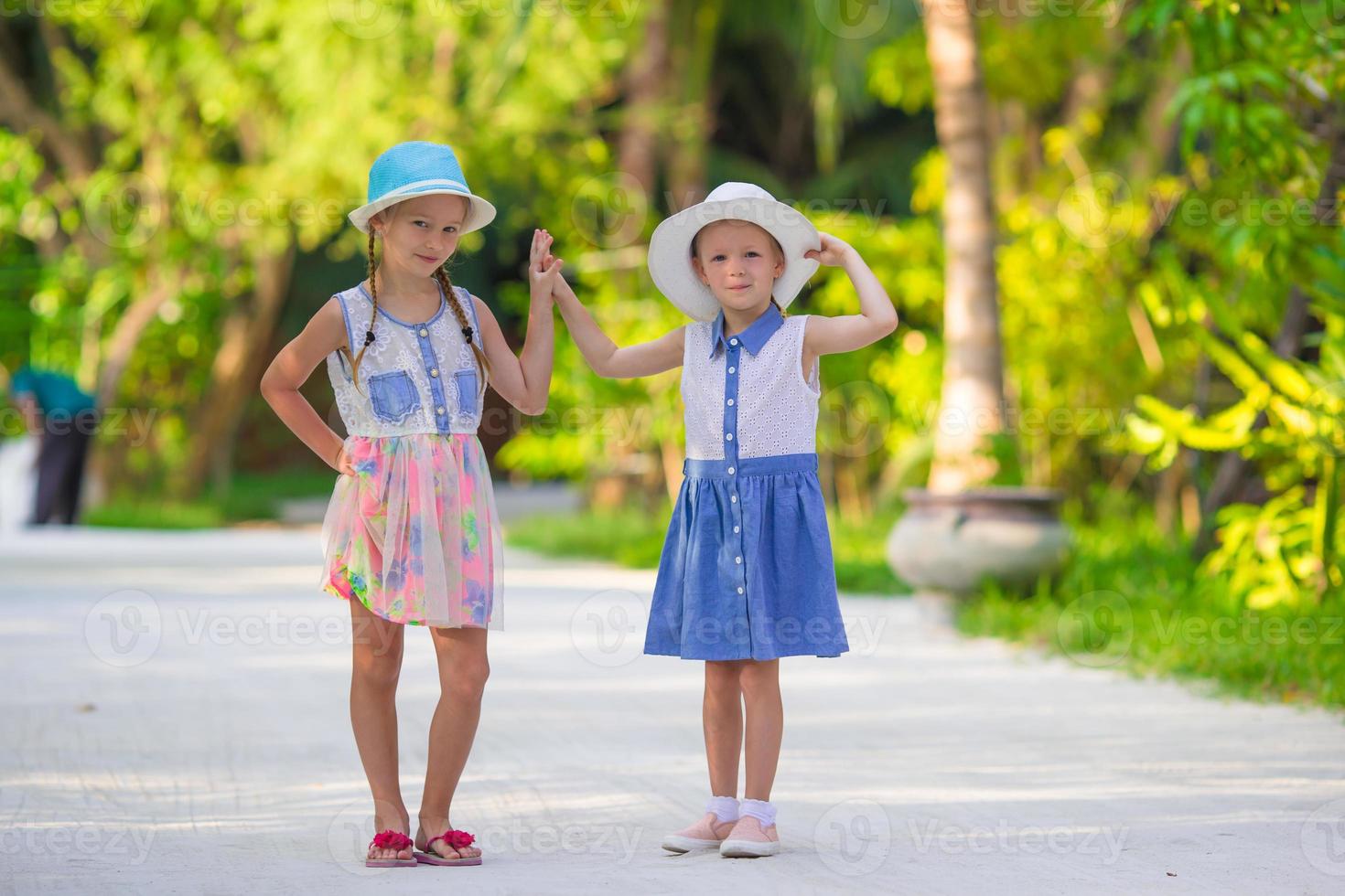 adoráveis meninas durante as férias tropicais de verão foto