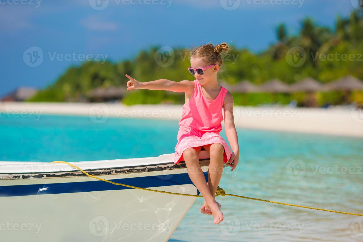 menina adorável barco durante as férias de verão foto