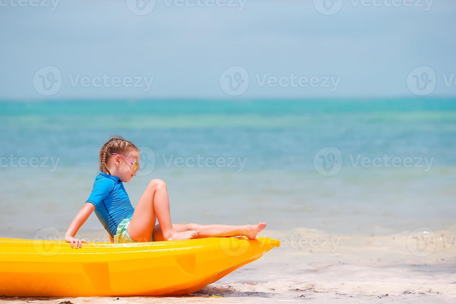 menina adorável caiaque durante as férias de verão foto