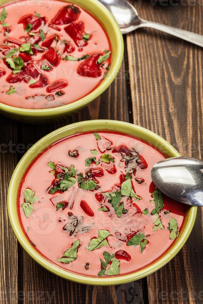 sopa de beterraba com legumes frescos em uma tigela foto