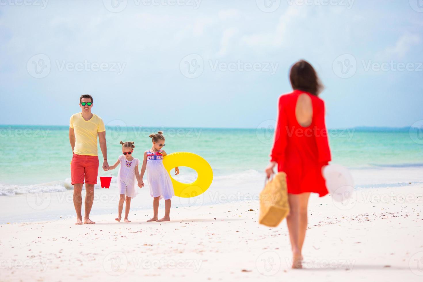 jovem família de férias foto