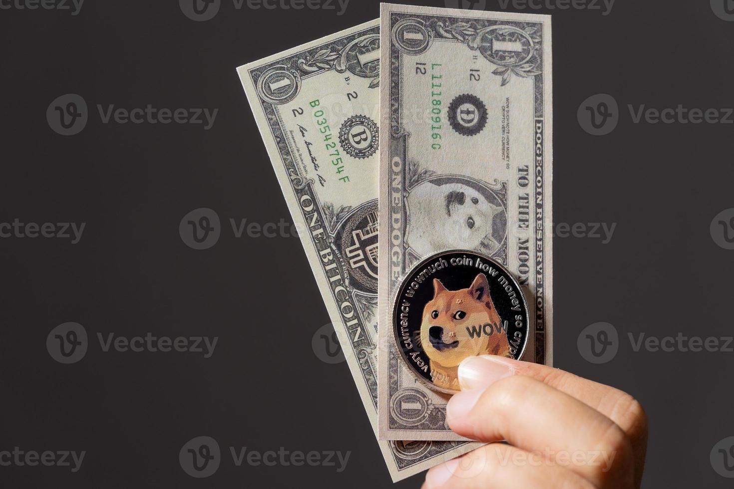 dogecoin doge moeda criptográfica moeda na mão pilha notas dólar dinheiro tecnologia blockchain virtual é fundo preto e espaço livre para colocar o texto algo foto