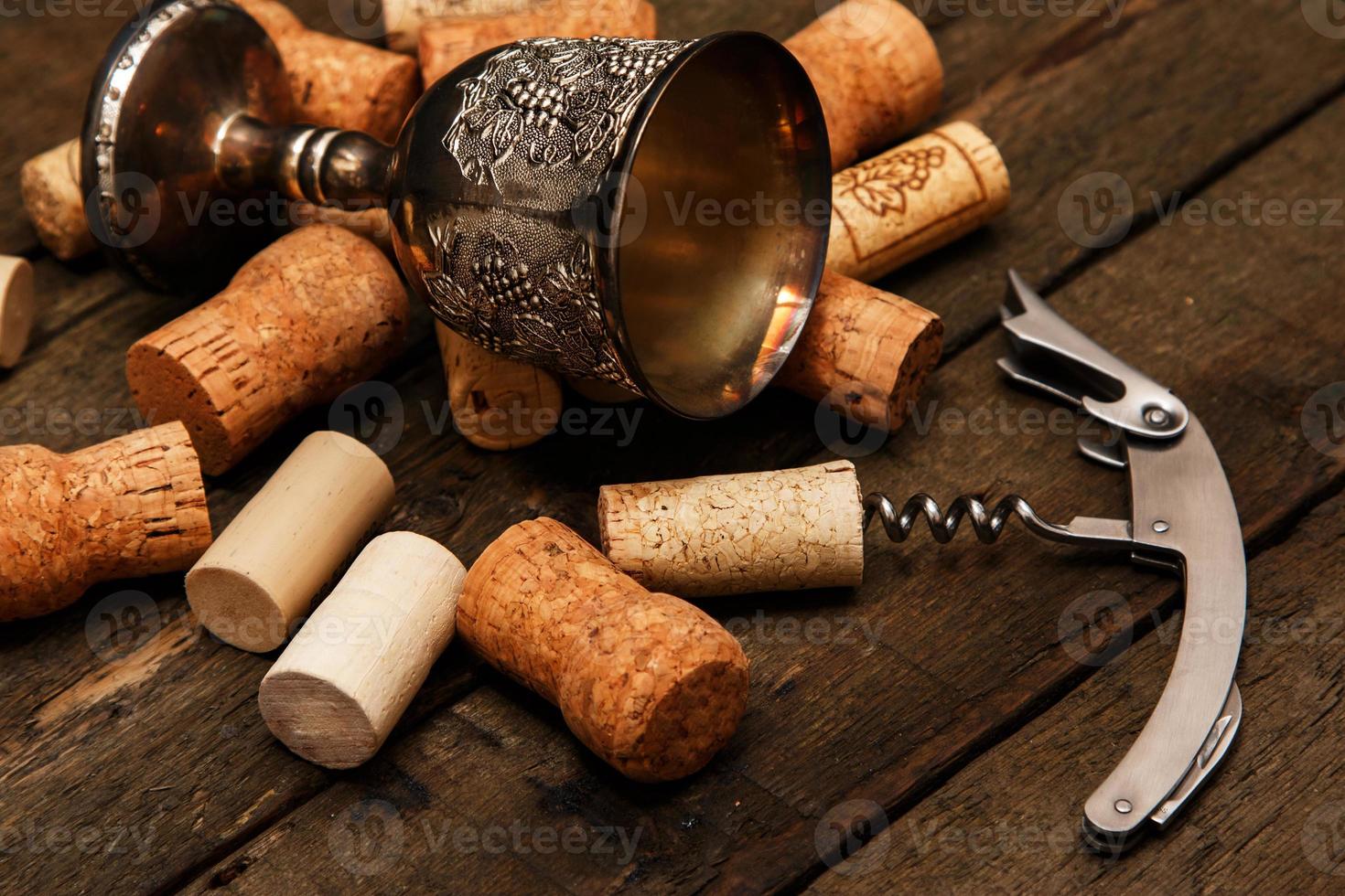 taça medieval e rolhas de vinho foto