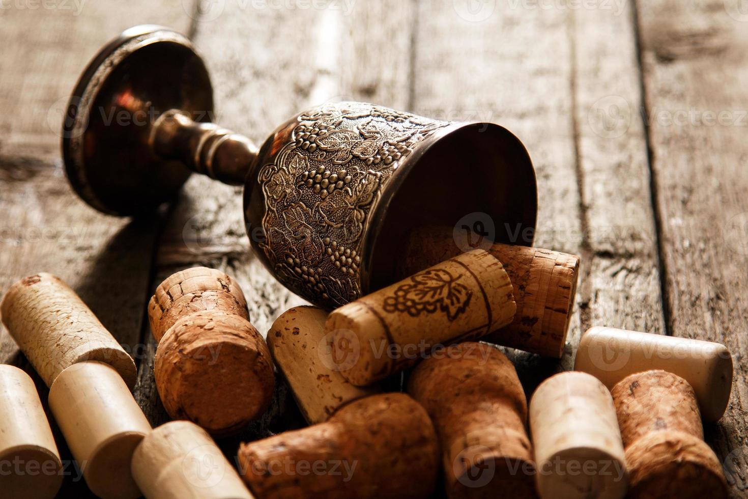 taça medieval e rolhas de vinho foto