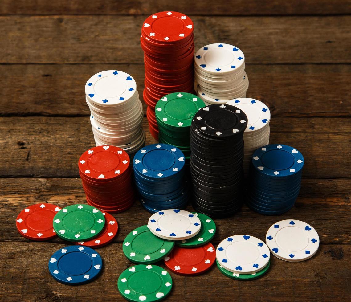 fichas de pôquer em fundo de madeira foto