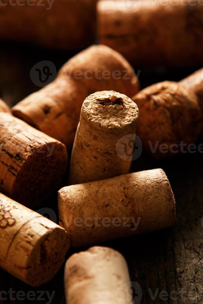 rolhas de vinho em fundo de madeira foto