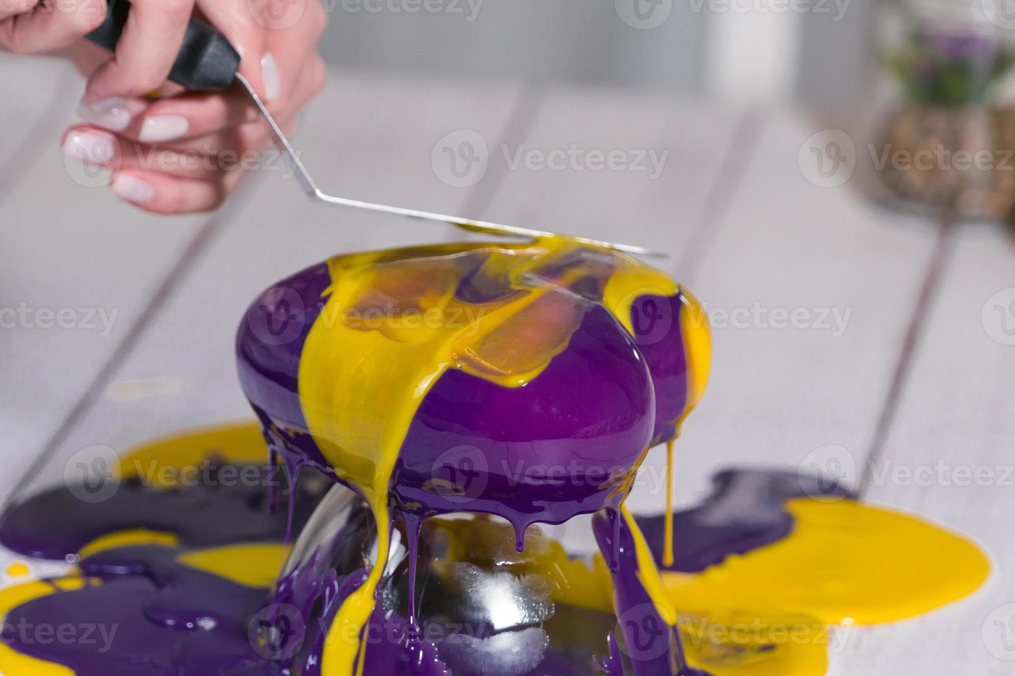 processo passo a passo de fazer bolo de mousse com esmalte espelhado. cozinhar sobremesa francesa. cobertura de espelho congelada no bolo. foto