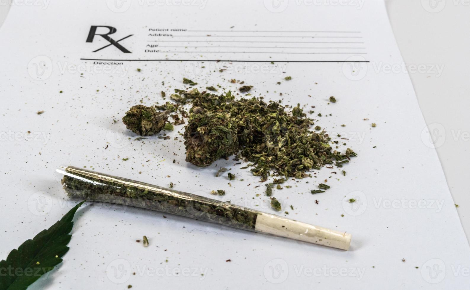 folhas de maconha medicinal e juntas fecham. botões de cannabis com prescrição médica para maconha em fundo branco foto